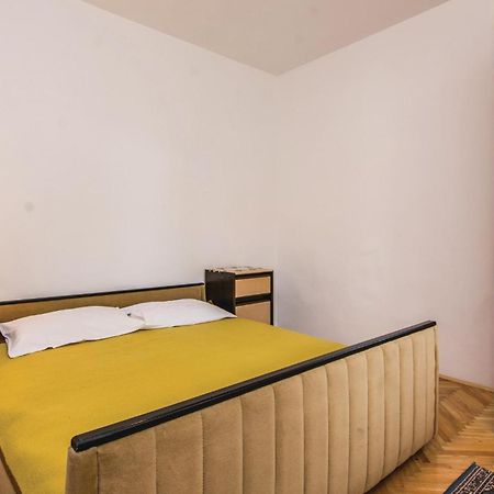4 Bedroom Awesome Apartment In Starigrad Екстериор снимка