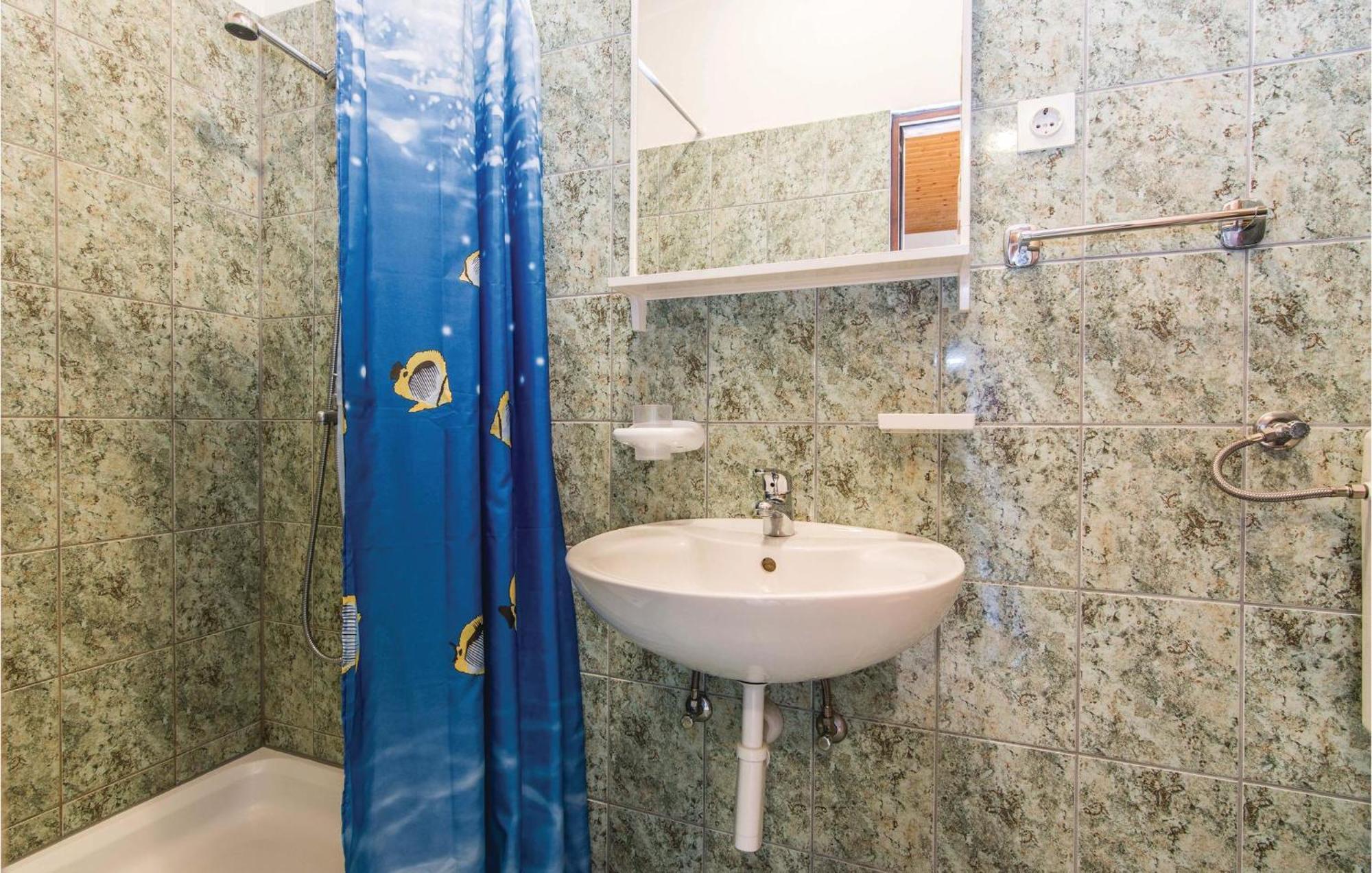 4 Bedroom Awesome Apartment In Starigrad Екстериор снимка