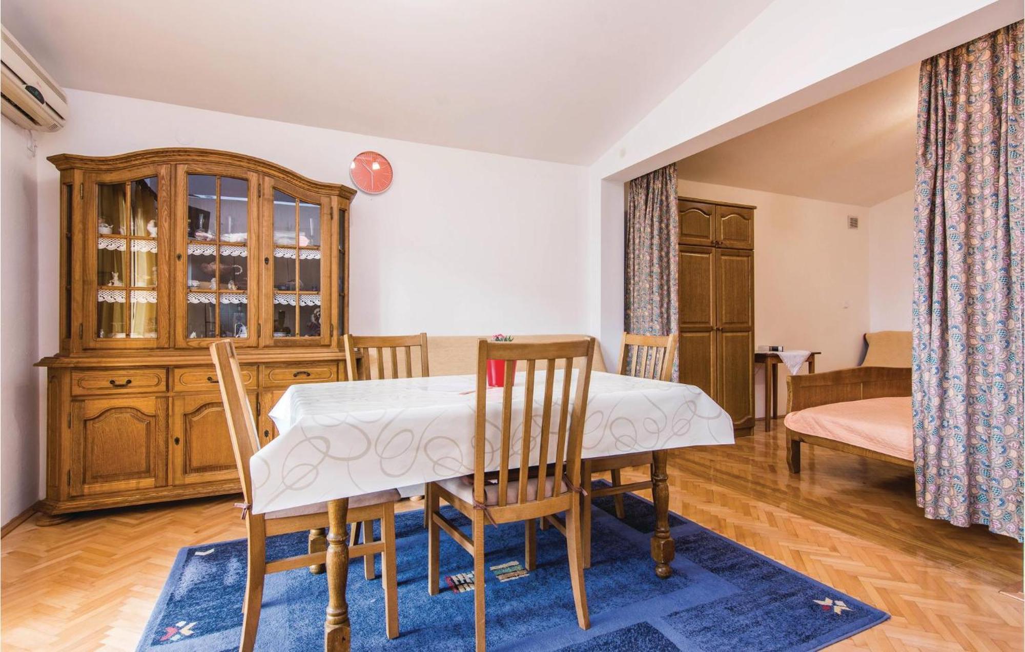 4 Bedroom Awesome Apartment In Starigrad Екстериор снимка