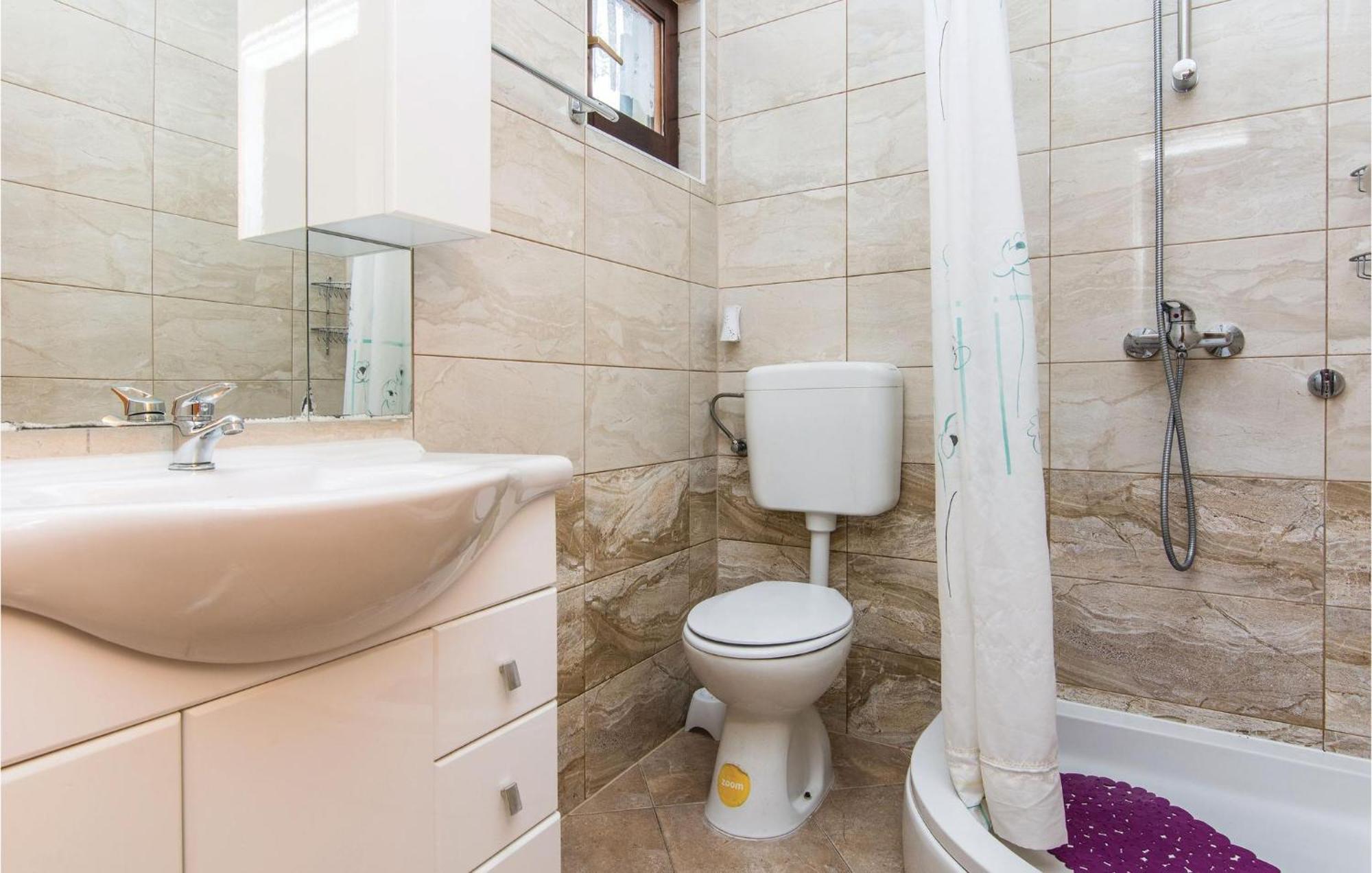 4 Bedroom Awesome Apartment In Starigrad Екстериор снимка