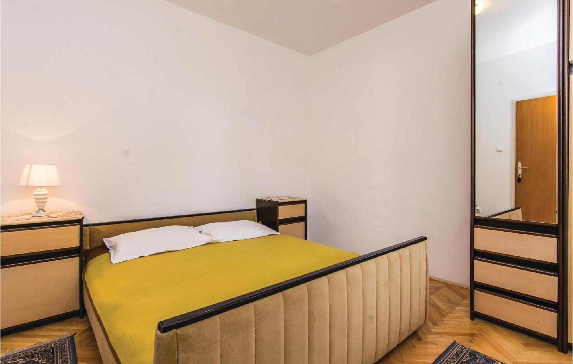4 Bedroom Awesome Apartment In Starigrad Екстериор снимка