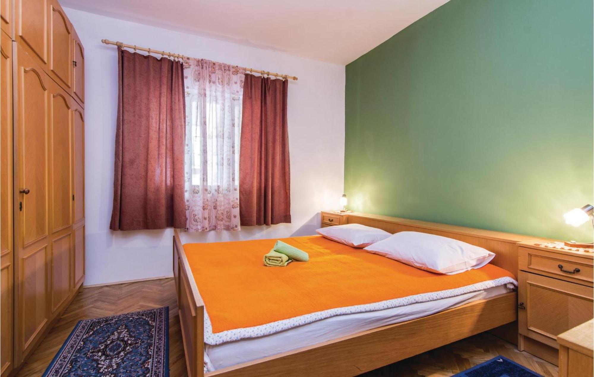 4 Bedroom Awesome Apartment In Starigrad Екстериор снимка
