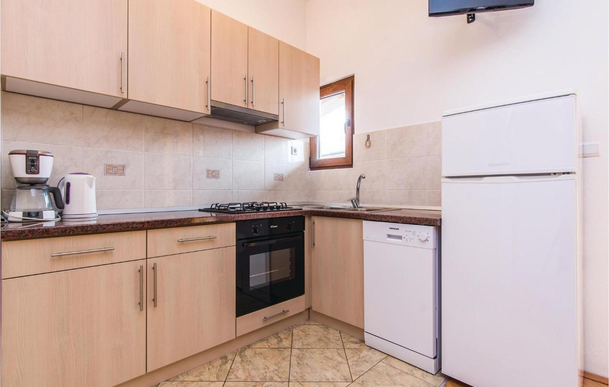 4 Bedroom Awesome Apartment In Starigrad Екстериор снимка