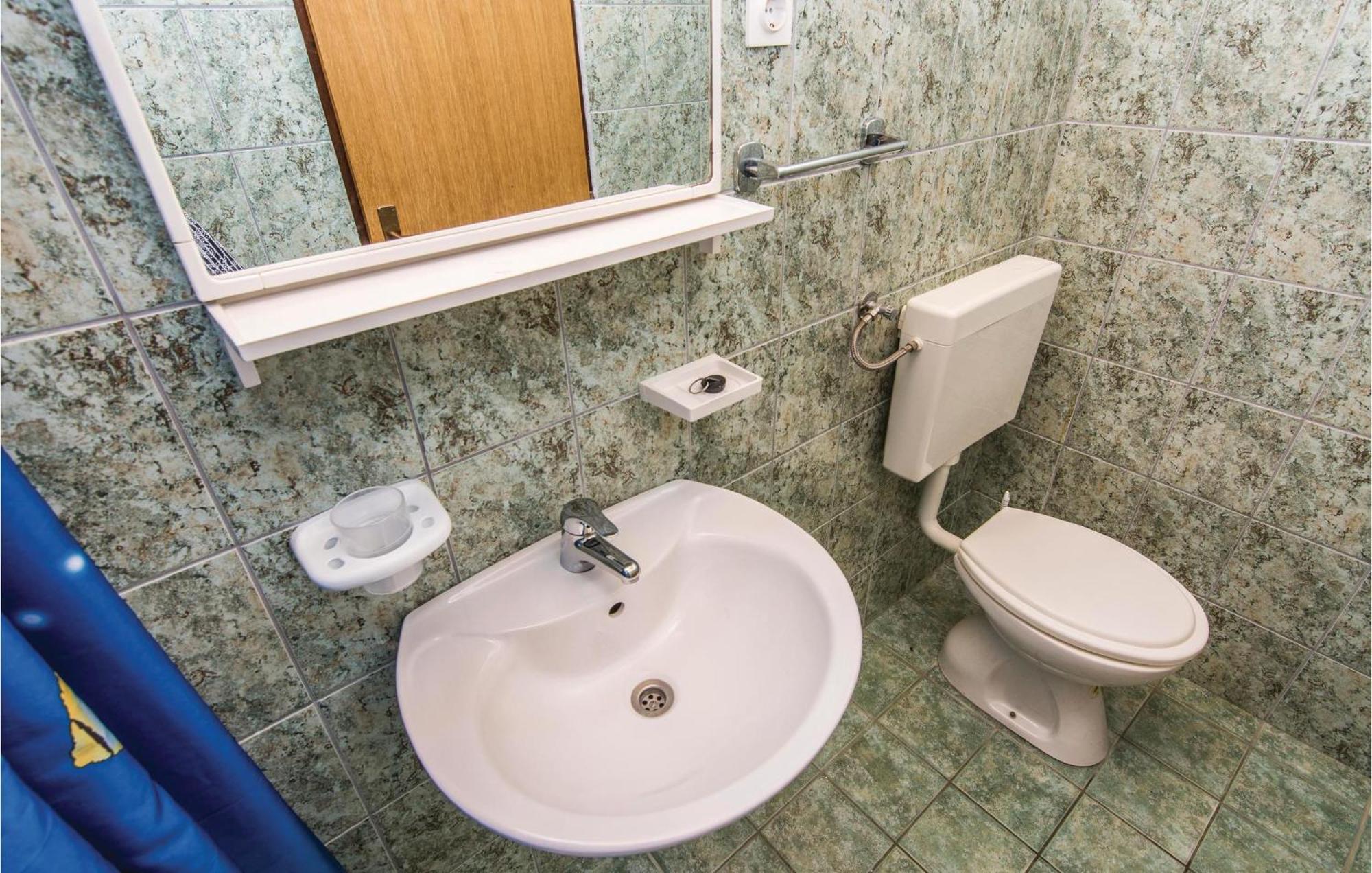 4 Bedroom Awesome Apartment In Starigrad Екстериор снимка
