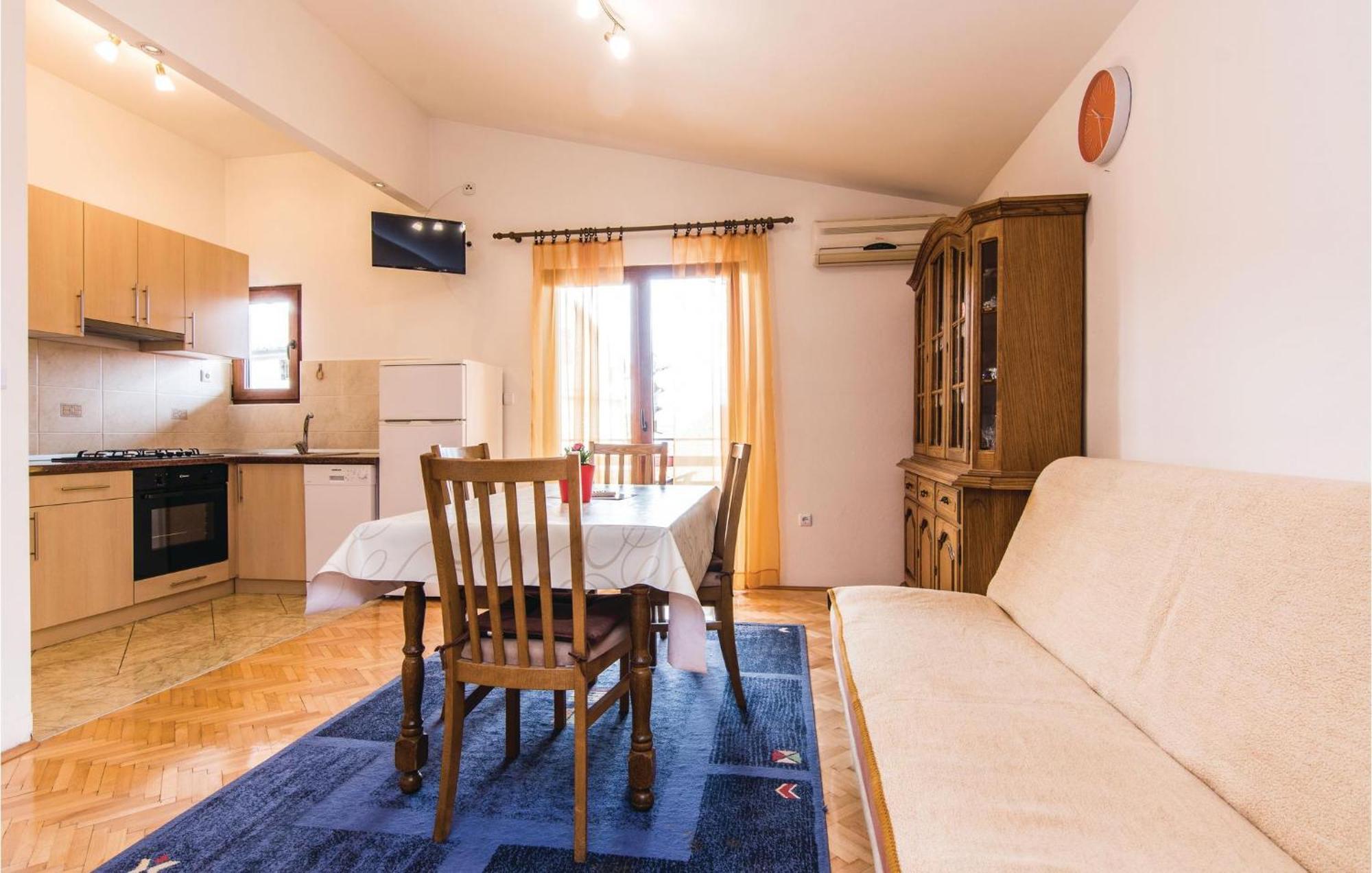 4 Bedroom Awesome Apartment In Starigrad Екстериор снимка