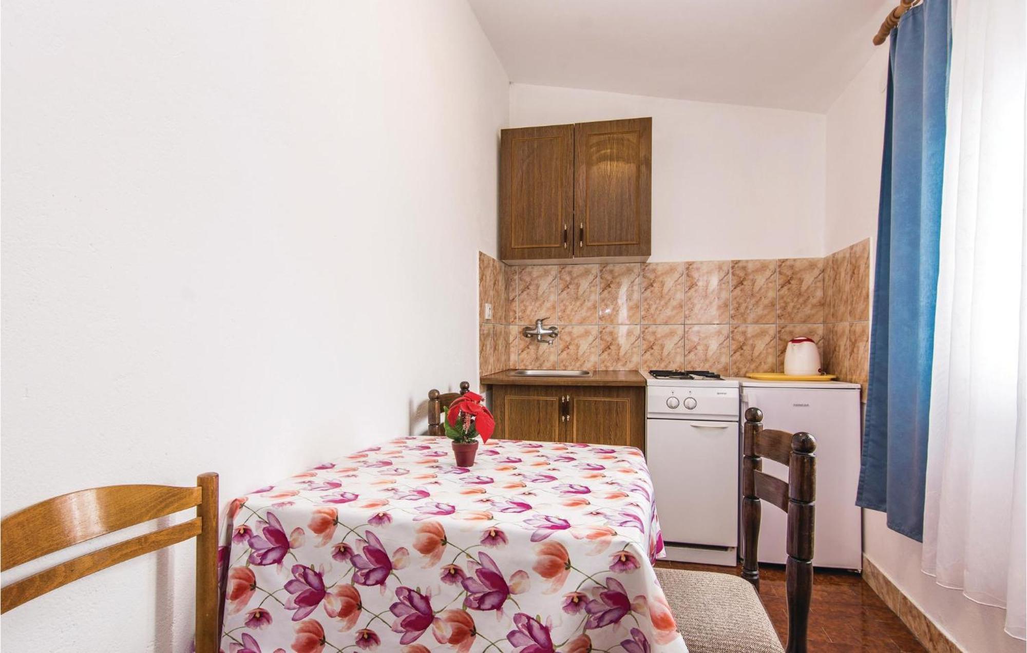 4 Bedroom Awesome Apartment In Starigrad Екстериор снимка