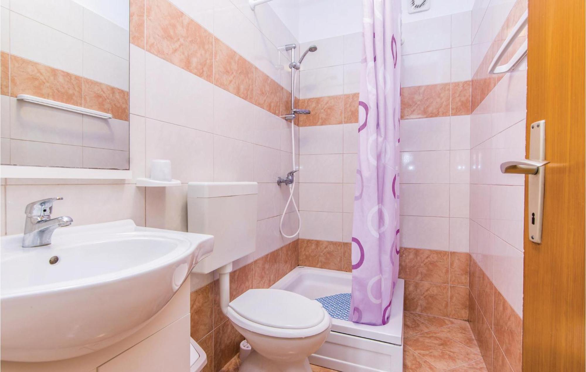4 Bedroom Awesome Apartment In Starigrad Екстериор снимка