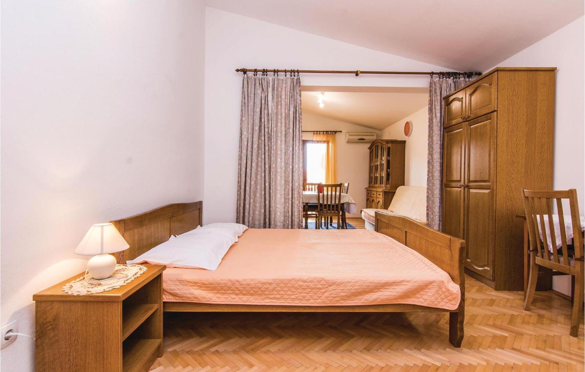 4 Bedroom Awesome Apartment In Starigrad Екстериор снимка