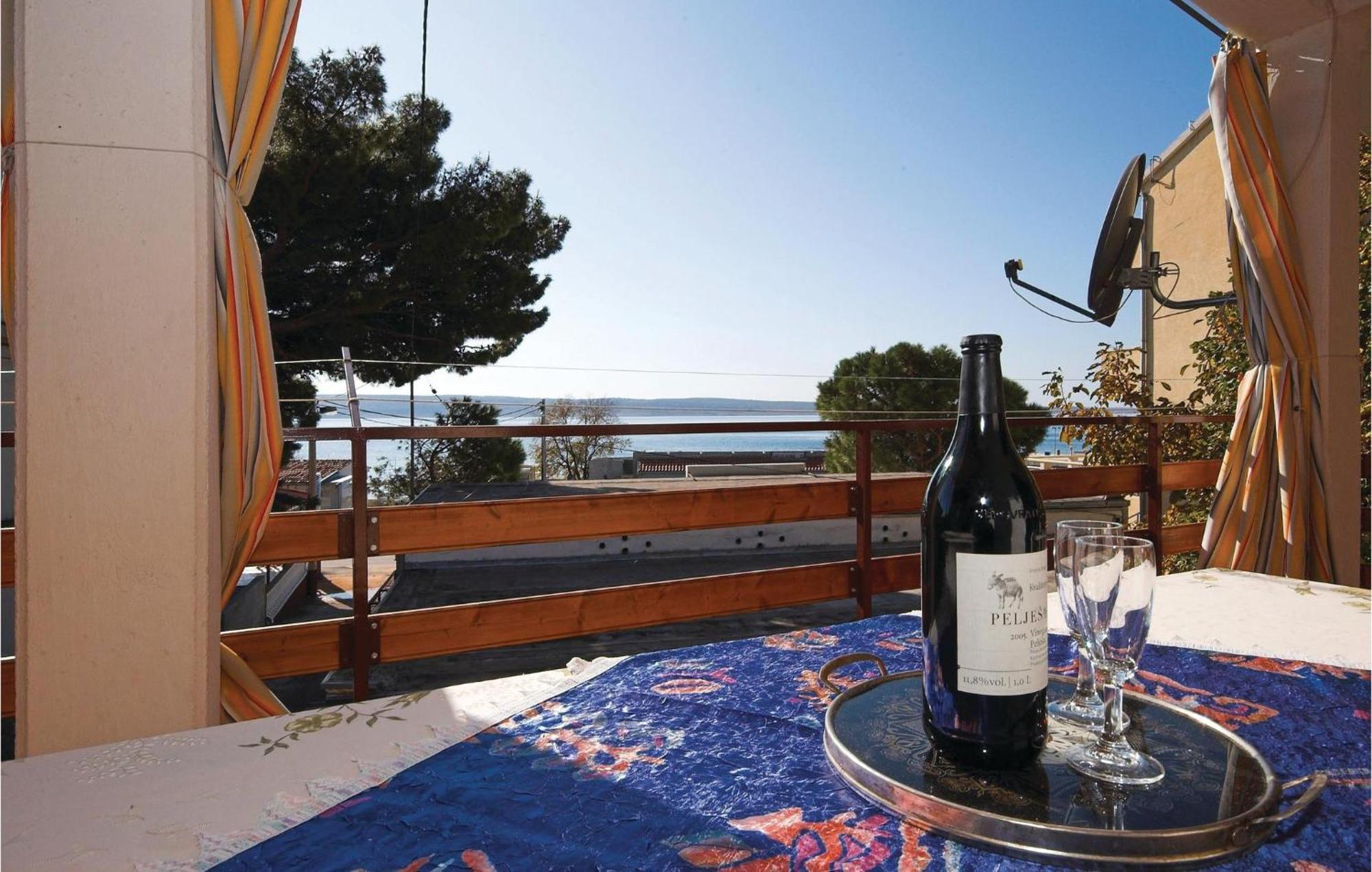 4 Bedroom Awesome Apartment In Starigrad Екстериор снимка