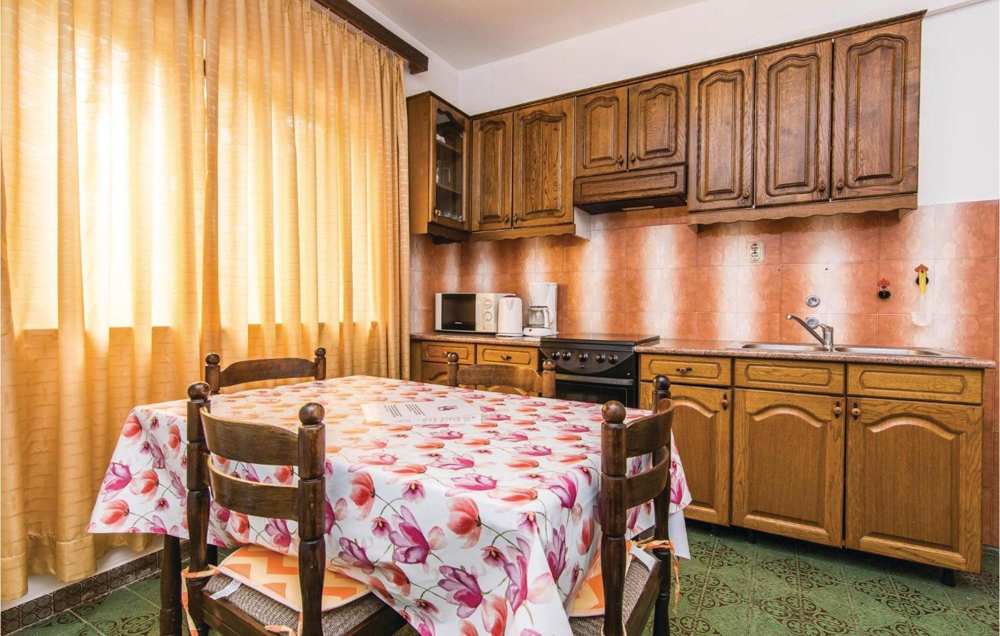 4 Bedroom Awesome Apartment In Starigrad Екстериор снимка