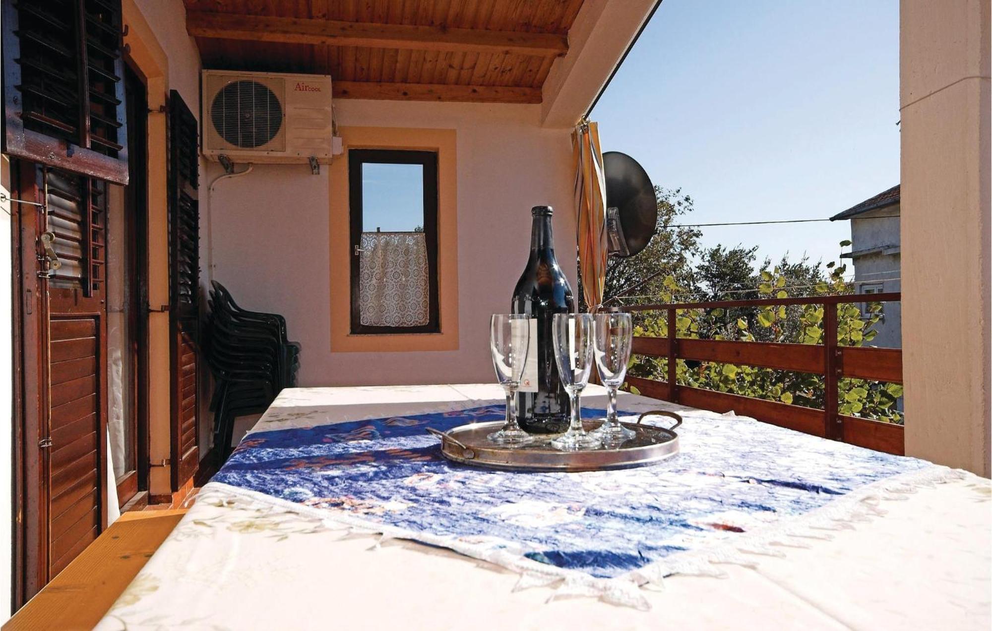 4 Bedroom Awesome Apartment In Starigrad Екстериор снимка