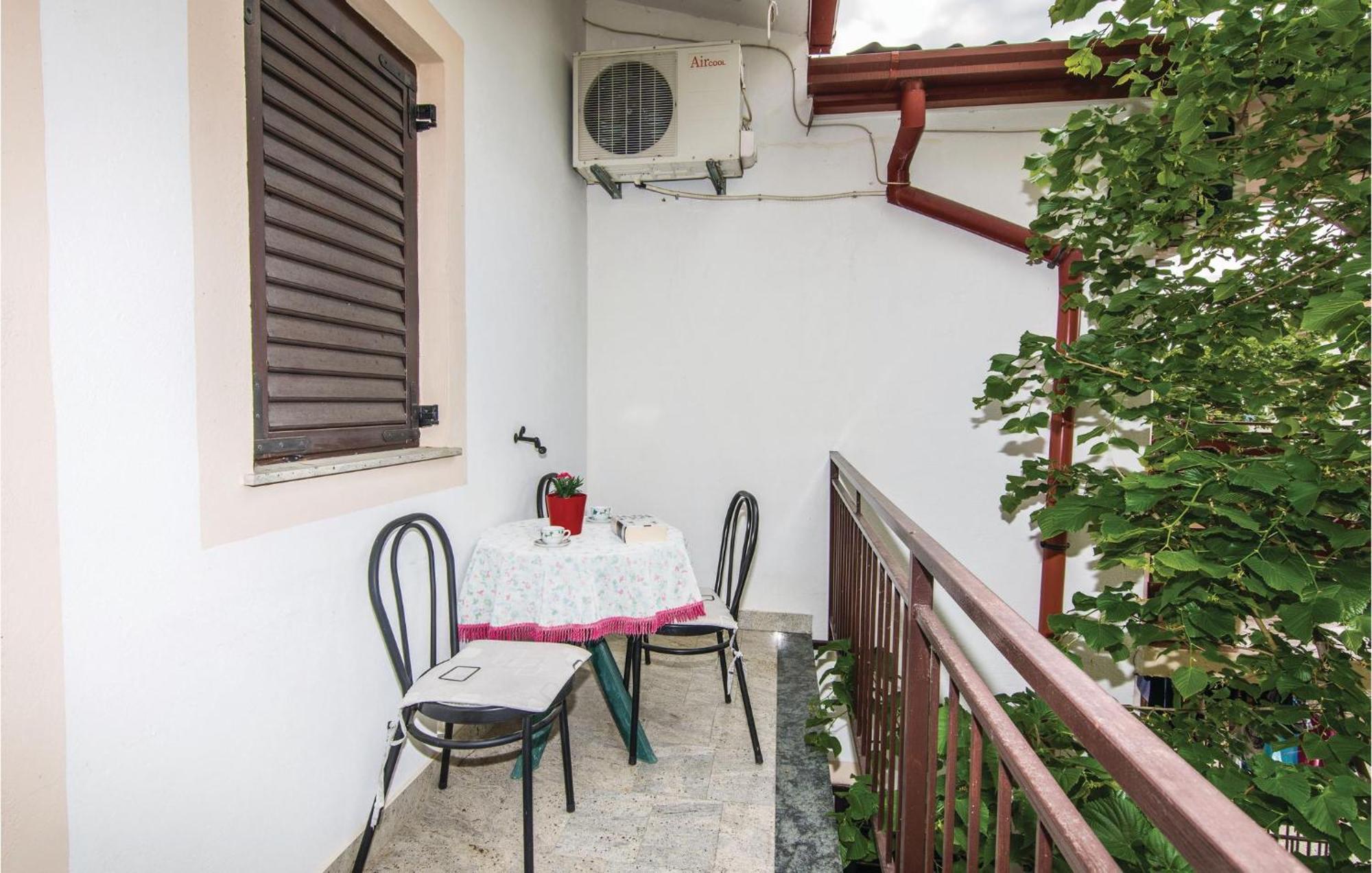 4 Bedroom Awesome Apartment In Starigrad Екстериор снимка