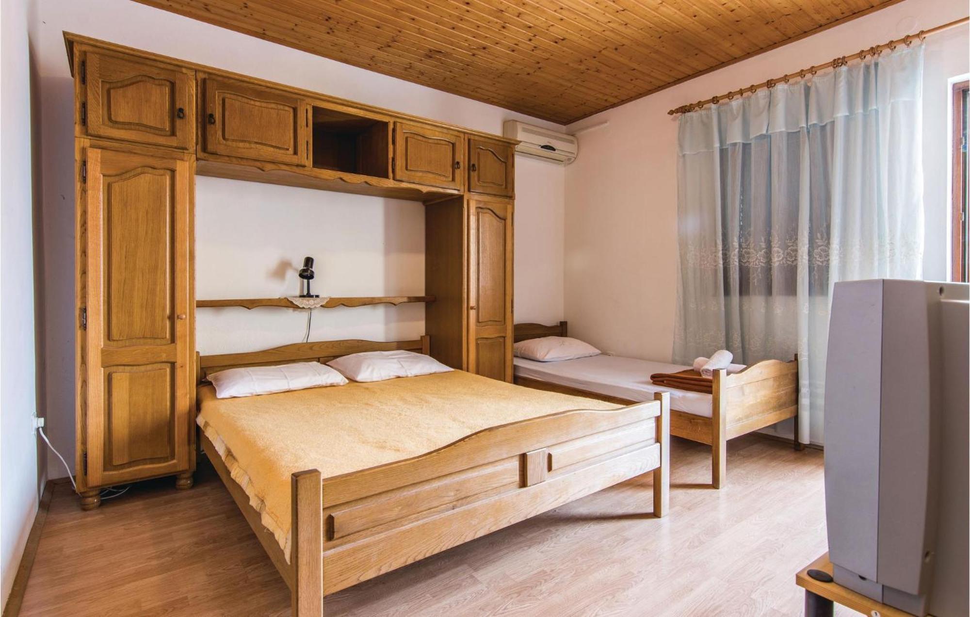 4 Bedroom Awesome Apartment In Starigrad Екстериор снимка